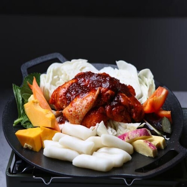 닭요리전문점 계절,춘천 계절 닭갈비 한끼세트 (닭갈비 2인세트 & 냉동감자전)