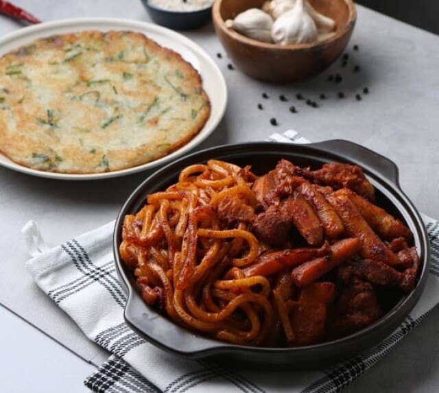 닭요리전문점 계절,춘천 계절 닭갈비 한끼세트 (닭갈비 2인세트 & 냉동감자전)